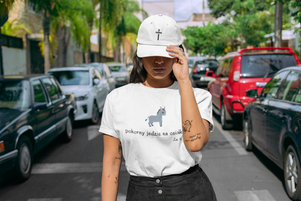 kobieta w zakrywającej twarz czapce