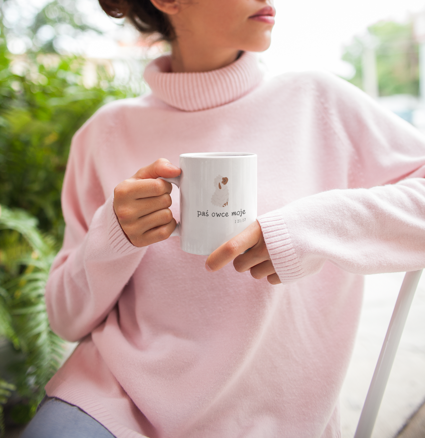 Kobieta z kubkiem z napisem paś owce moje